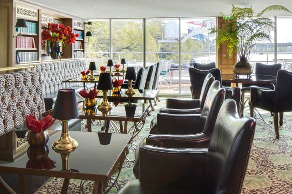 UNIWORLD Boutique River Cruises S.S. Catherine Bar du Leopard 1.jpg